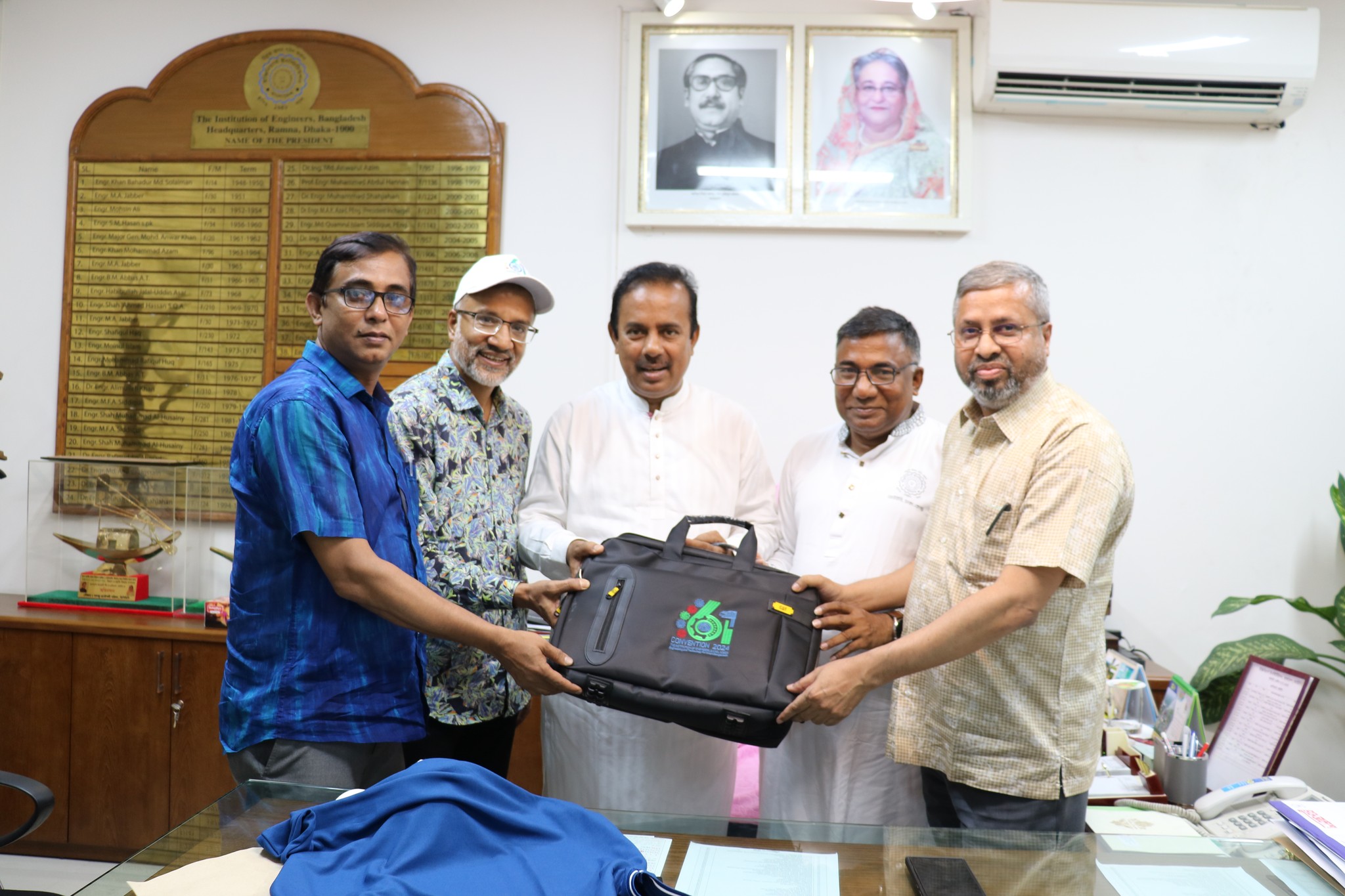 ৬১তম কনভেনশনের নিবন্ধন সামগ্রী আইইবি প্রেসিডেন্টের নিকট হস্তান্তর